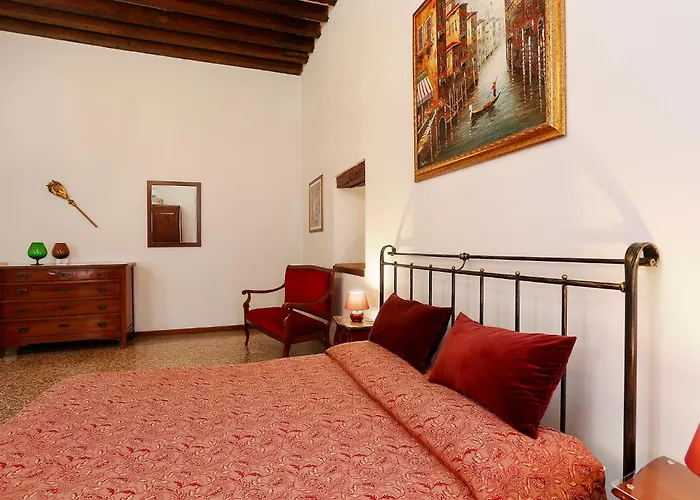 Flat With Canal View Near San Marco